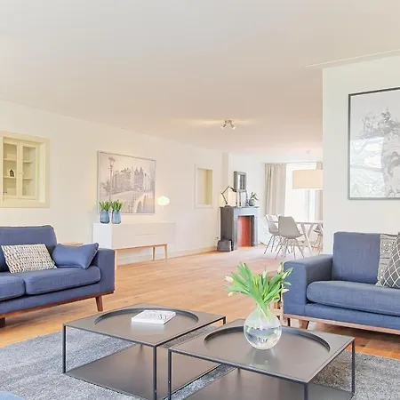 Spacious Three Bedroom With Rooftop In Center *
