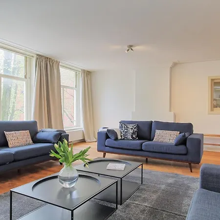 Spacious Three Bedroom With Rooftop In Center