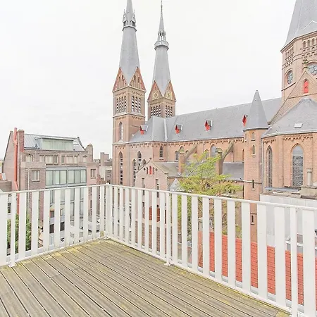 Spacious Three Bedroom With Rooftop In Center *